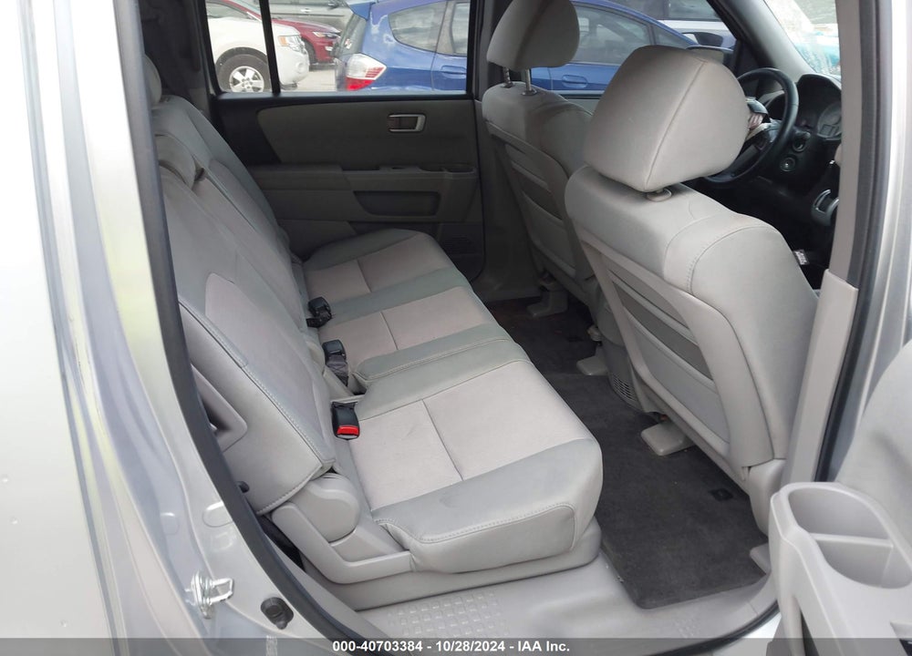 2011 HONDA PILOT EX VIN: 5FNYF3H40BB056020