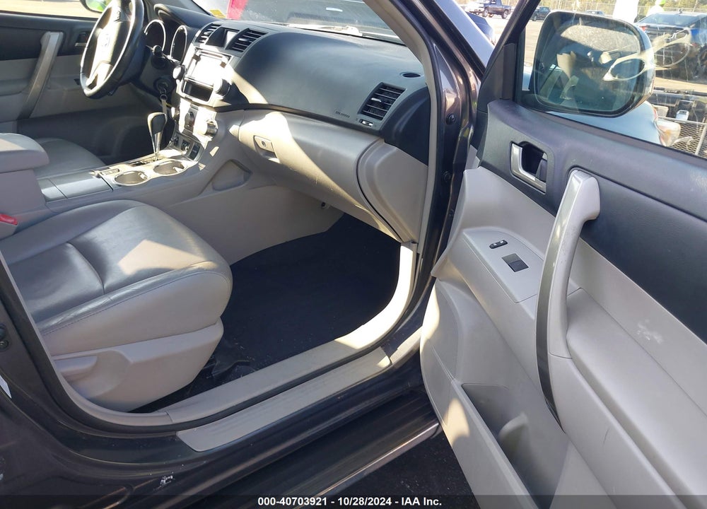 2013 TOYOTA HIGHLANDER PLUS/SE VIN: 5TDZK3EH6DS137819