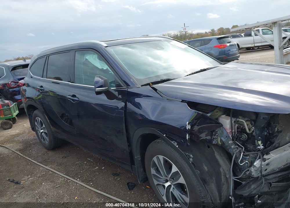 2022 TOYOTA HIGHLANDER XLE VIN: 5TDHZRBH4NS227874