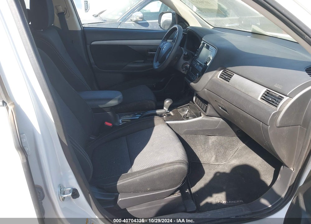 2018 MITSUBISHI OUTLANDER ES VIN: JA4AD2A39JZ063750