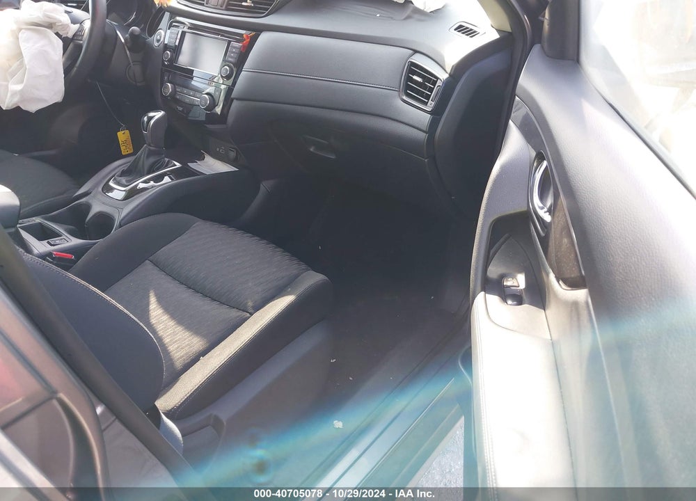 2018 NISSAN ROGUE SV VIN: KNMAT2MV8JP620634