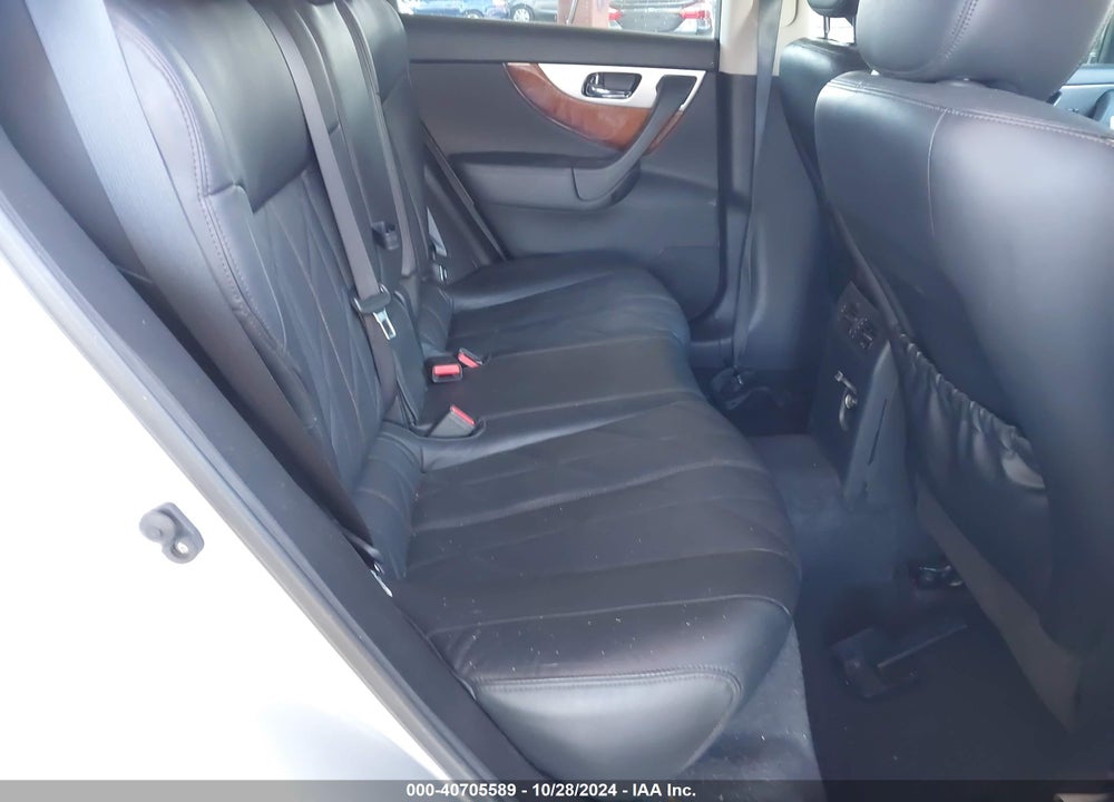 2015 INFINITI QX70 VIN: JN8CS1MU7FM381247