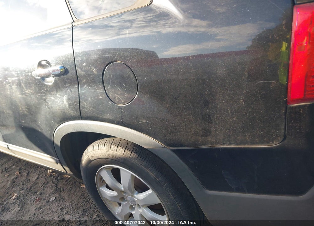 2011 KIA SORENTO LX VIN: 5XYKT4A16BG044077