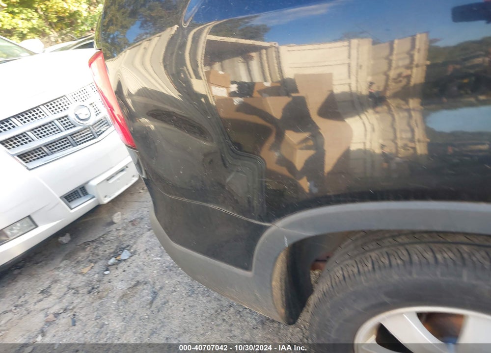 2011 KIA SORENTO LX VIN: 5XYKT4A16BG044077