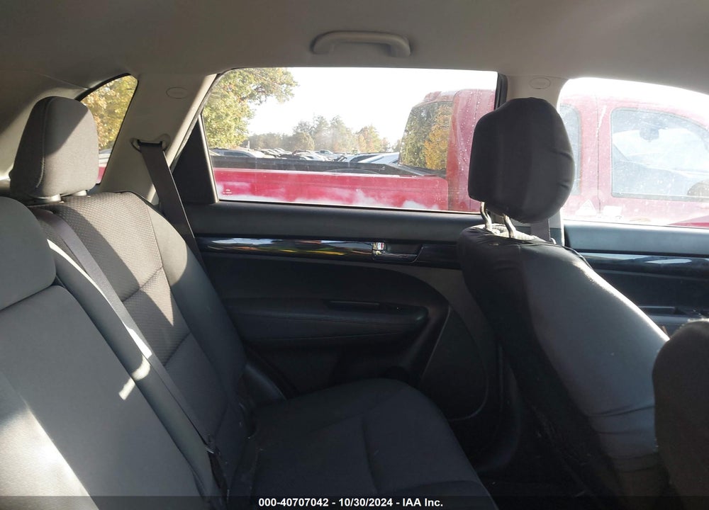 2011 KIA SORENTO LX VIN: 5XYKT4A16BG044077