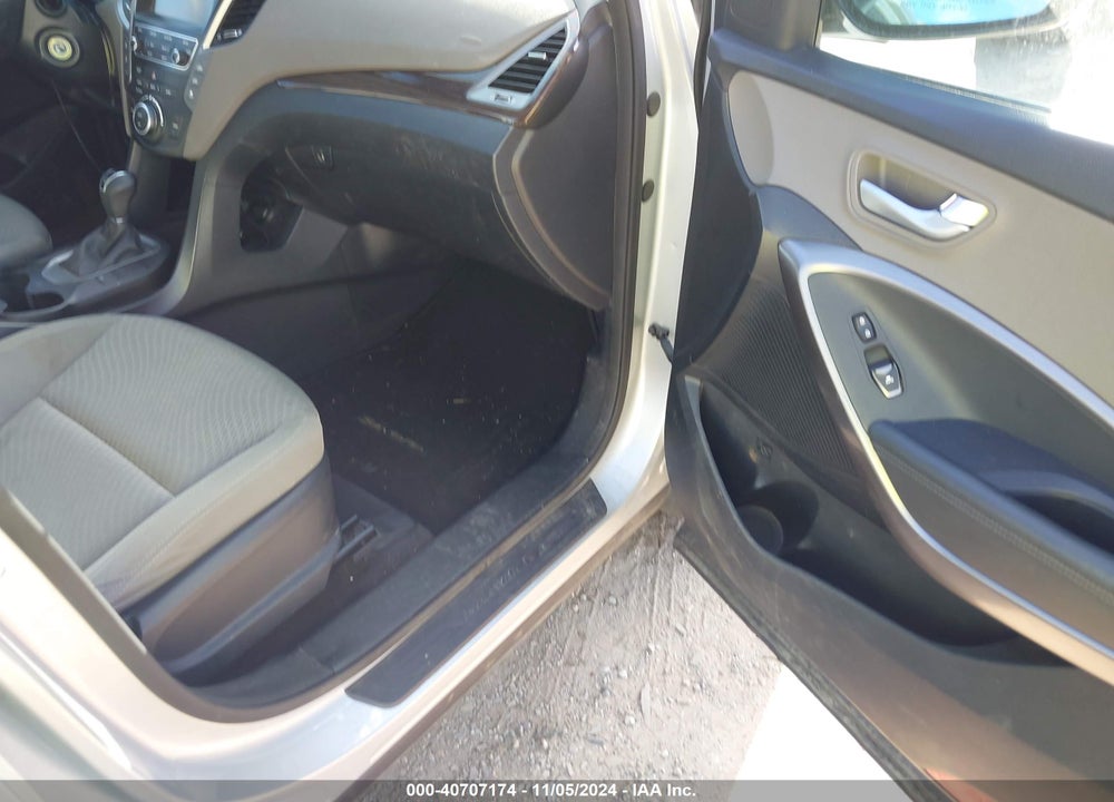 2017 HYUNDAI SANTA FE SE VIN: KM8SMDHF1HU174494