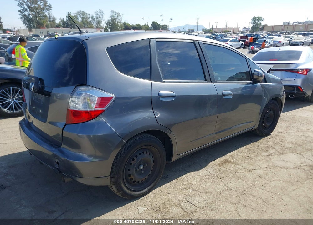 2013 HONDA FIT VIN: JHMGE8G31DC019786
