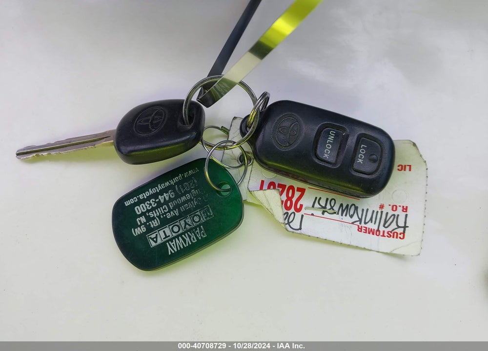 2005 TOYOTA COROLLA LE VIN: 2T1BR32E95C361748
