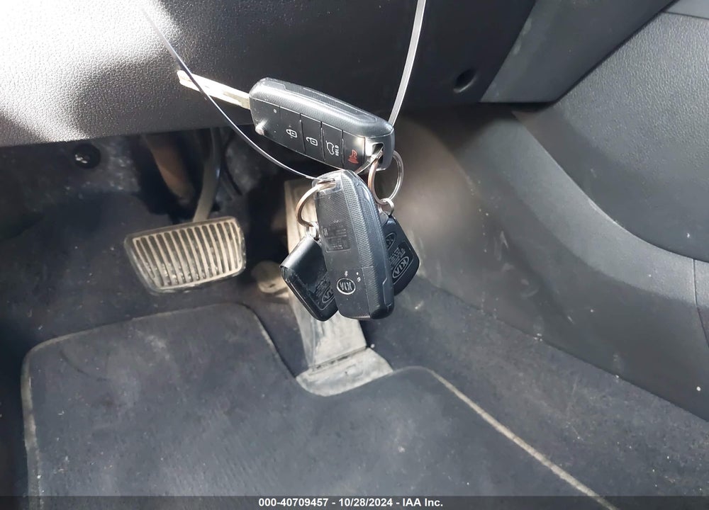 2017 KIA SORENTO 2.4L LX VIN: 5XYPG4A34HG331079