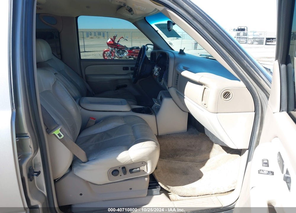 2002 CHEVROLET SUBURBAN 1500 LT VIN: 1GNEC16T82J282008