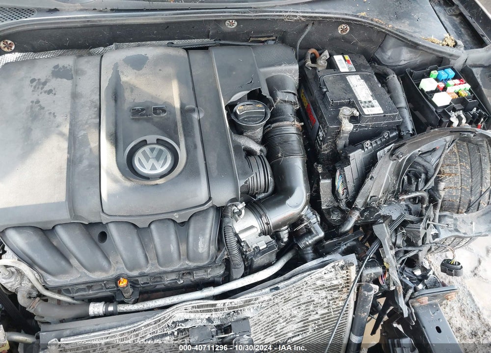 2013 VOLKSWAGEN PASSAT VIN: 1VWBP7A34DC012921