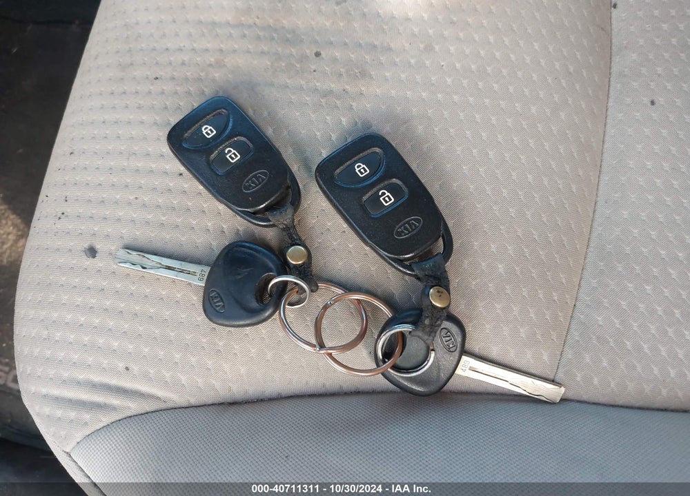 2011 KIA SORENTO LX VIN: 5XYKT3A16BG072276