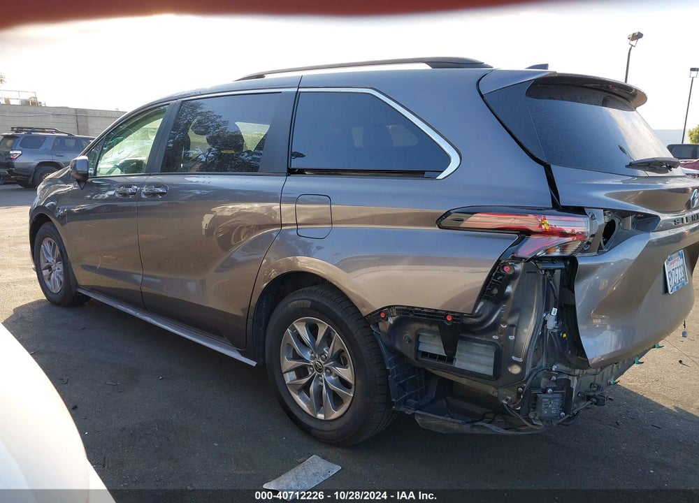 2022 TOYOTA SIENNA XLE VIN: 5TDJRKEC0NS087427