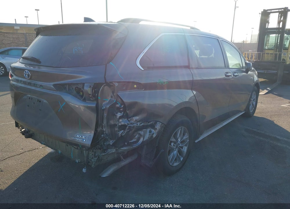 2022 TOYOTA SIENNA XLE VIN: 5TDJRKEC0NS087427