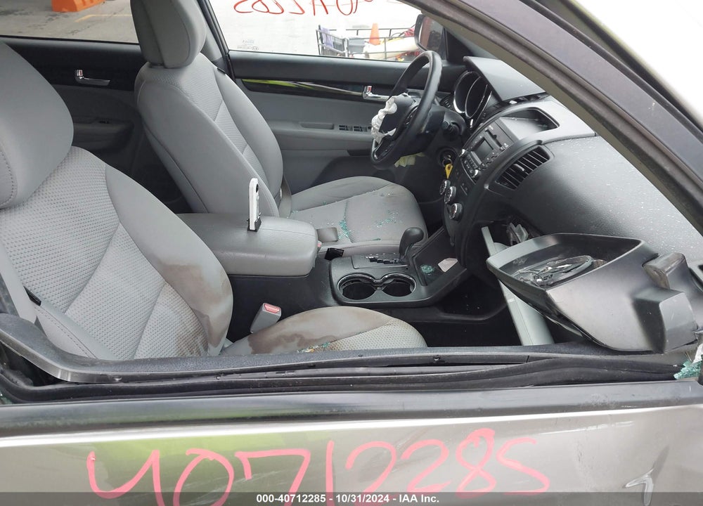 2011 KIA SORENTO LX VIN: 5XYKT3A10BG185303