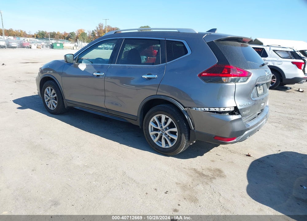 2018 NISSAN ROGUE SV VIN: KNMAT2MV7JP622200