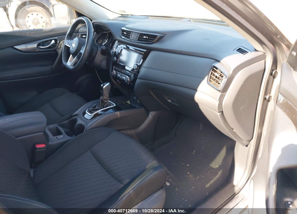 2018 NISSAN ROGUE SV VIN: KNMAT2MV7JP622200