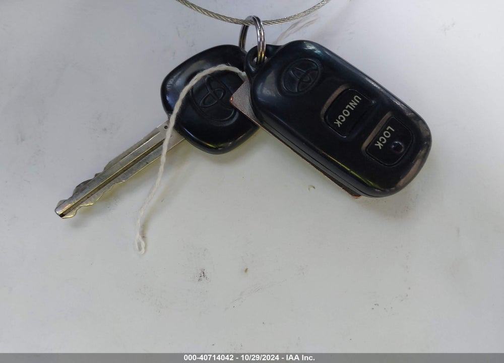 2005 TOYOTA COROLLA LE VIN: 1NXBR32E35Z425104