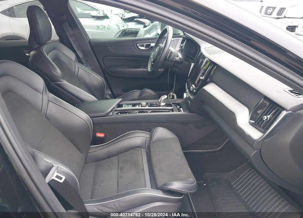 2019 VOLVO XC60 HYBRID T8 R-DESIGN VIN: LYVBR0DM6KB231082