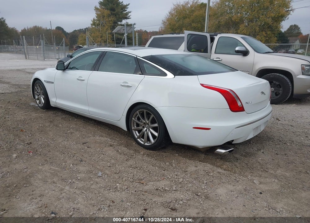2011 JAGUAR XJ VIN: SAJWA2GB0BLV06876