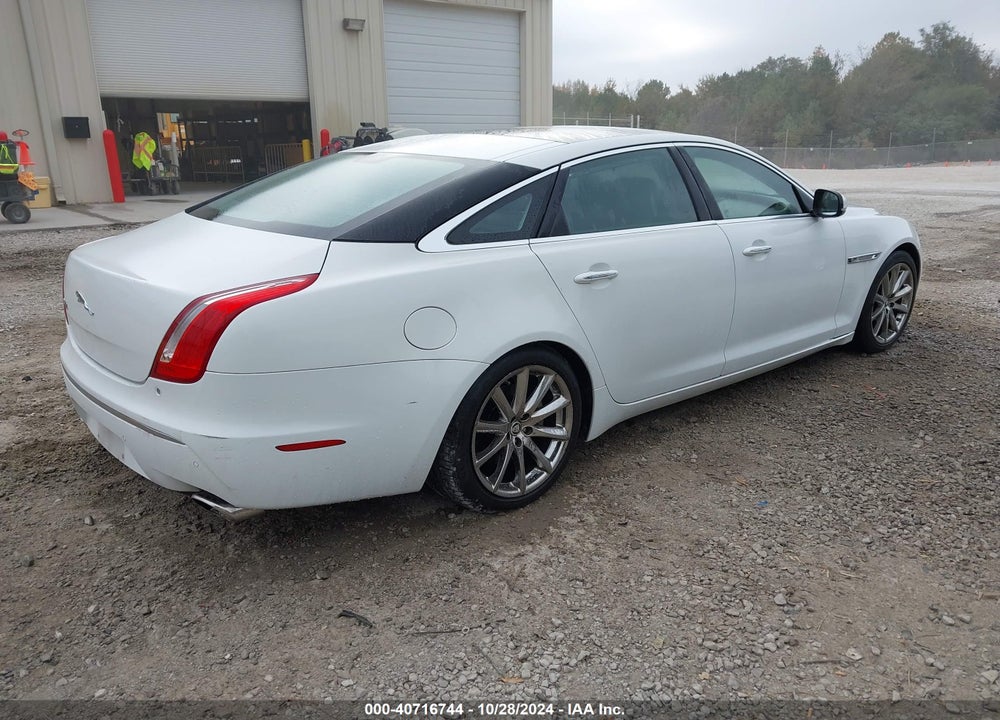 2011 JAGUAR XJ VIN: SAJWA2GB0BLV06876
