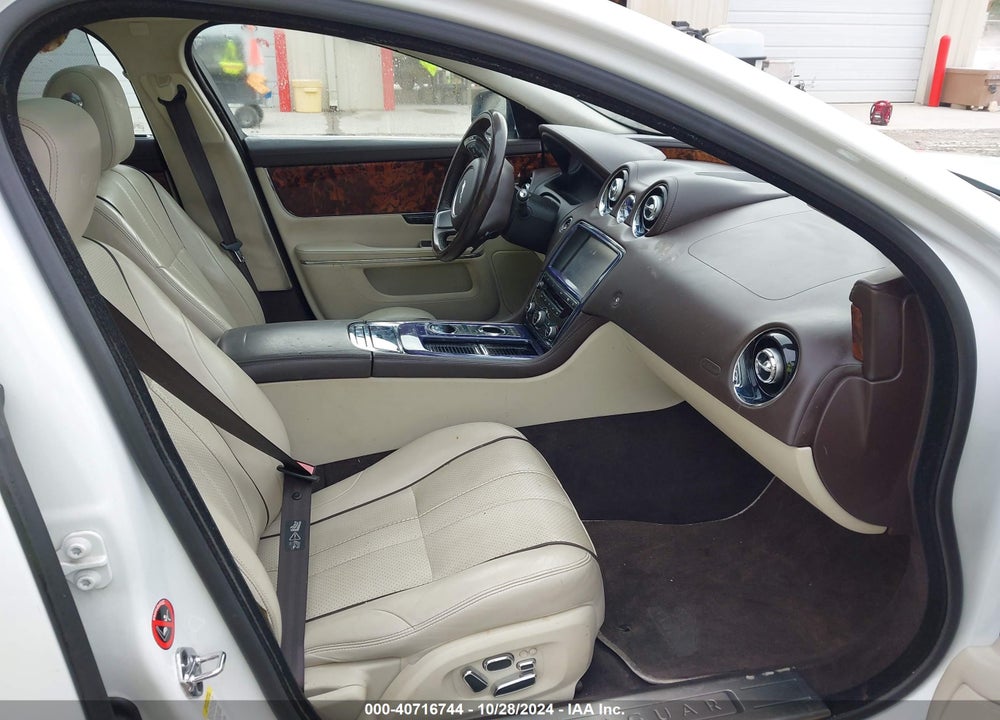 2011 JAGUAR XJ VIN: SAJWA2GB0BLV06876