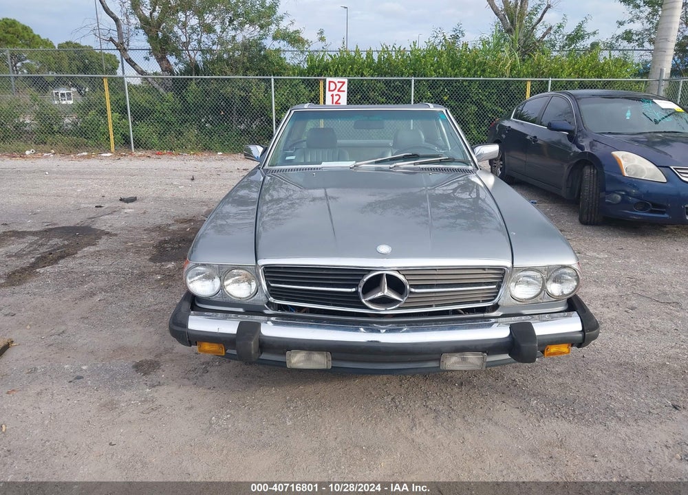 1988 MERCEDES-BENZ 560 SL VIN: WDBBA48D5JA083746