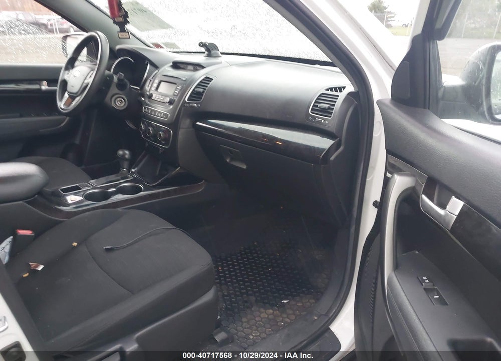 2014 KIA SORENTO LX VIN: 5XYKTCA67EG470080