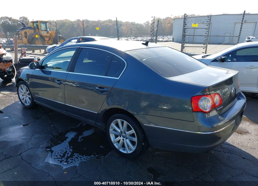 2010 VOLKSWAGEN PASSAT KOMFORT VIN: WVWJM7AN1AE070851