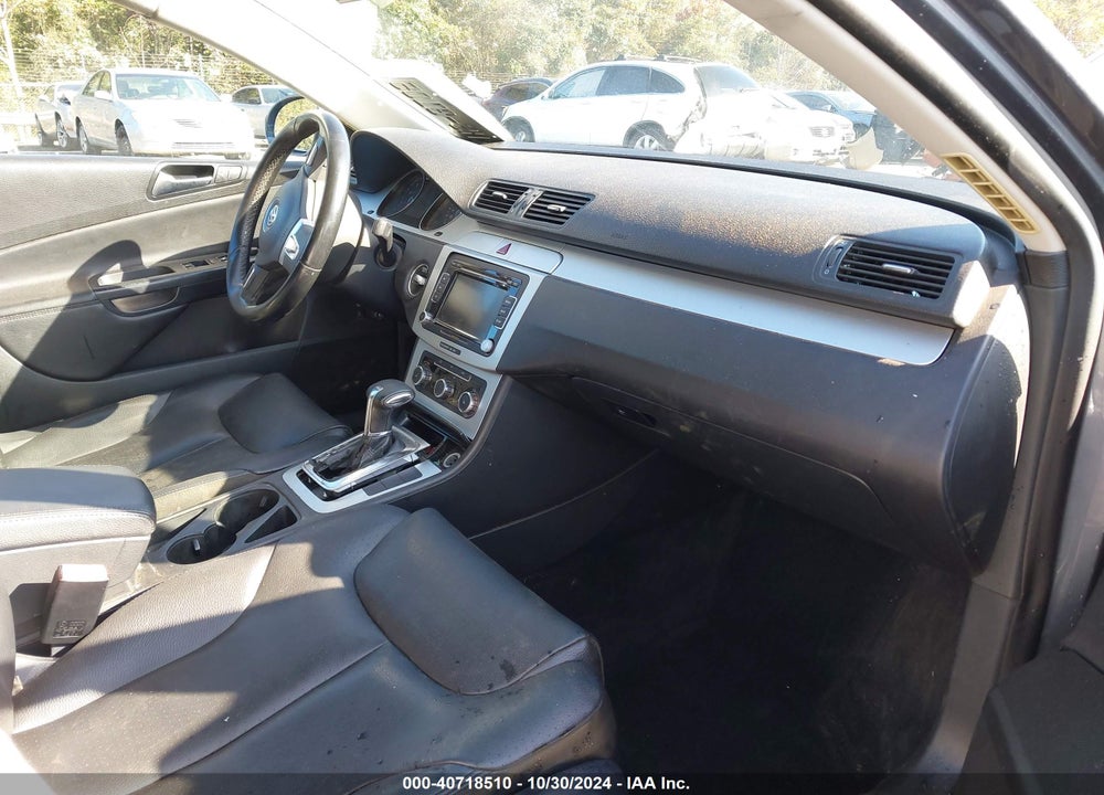 2010 VOLKSWAGEN PASSAT KOMFORT VIN: WVWJM7AN1AE070851