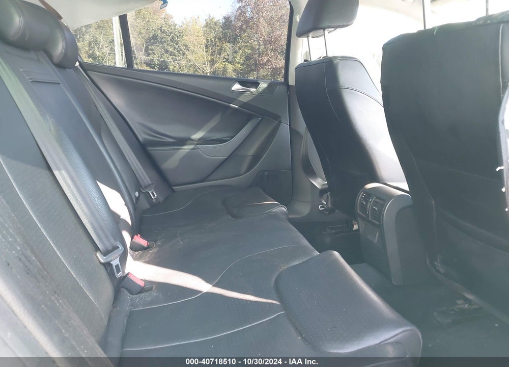 2010 VOLKSWAGEN PASSAT KOMFORT VIN: WVWJM7AN1AE070851