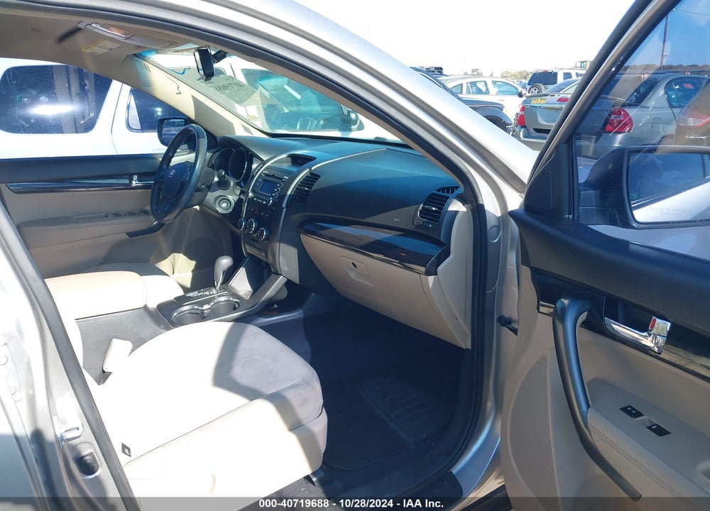 2012 KIA SORENTO LX VIN: 5XYKTCA65CG278377