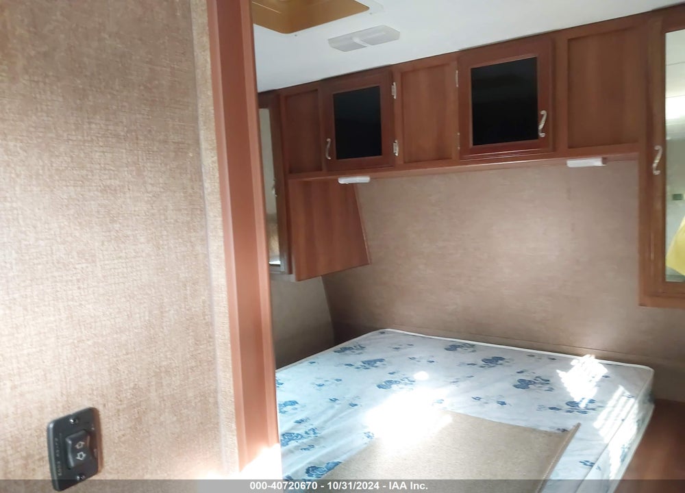 2017 PRIME TIME AVENGER 32QBI VIN: 5ZT2AVXBXHB912692