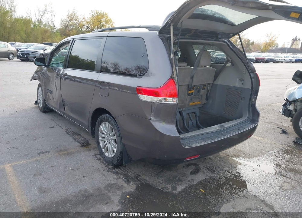 2013 TOYOTA SIENNA XLE V6 8 PASSENGER VIN: 5TDYK3DC9DS356811
