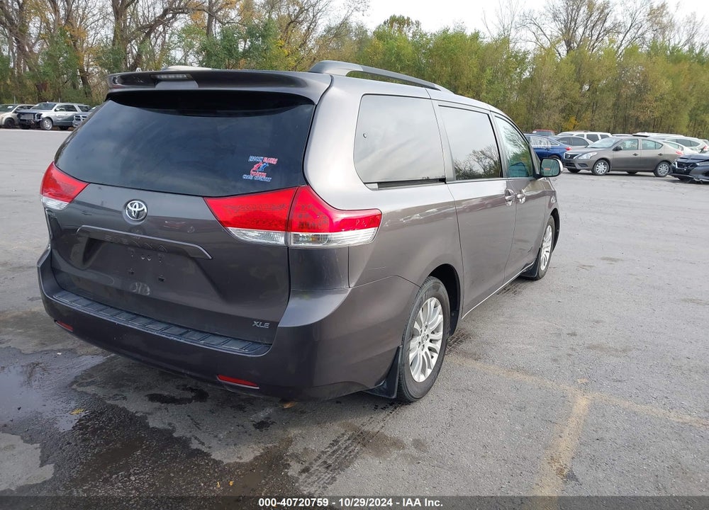 2013 TOYOTA SIENNA XLE V6 8 PASSENGER VIN: 5TDYK3DC9DS356811