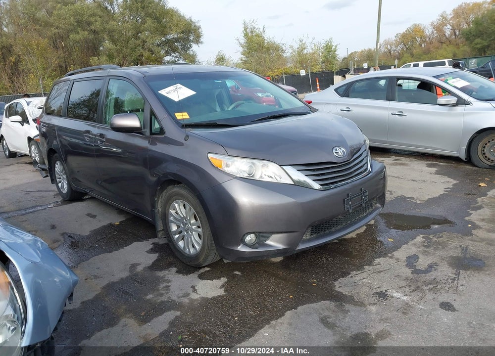 2013 TOYOTA SIENNA XLE V6 8 PASSENGER VIN: 5TDYK3DC9DS356811