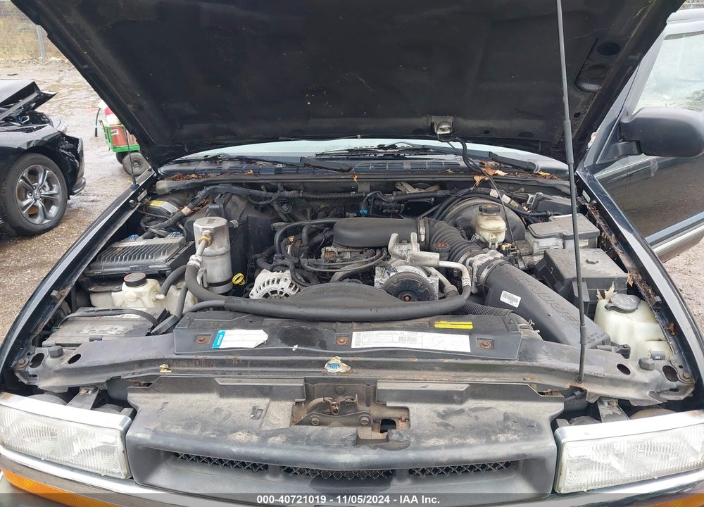 2000 CHEVROLET BLAZER LS VIN: 1GNDT13W8Y2382929