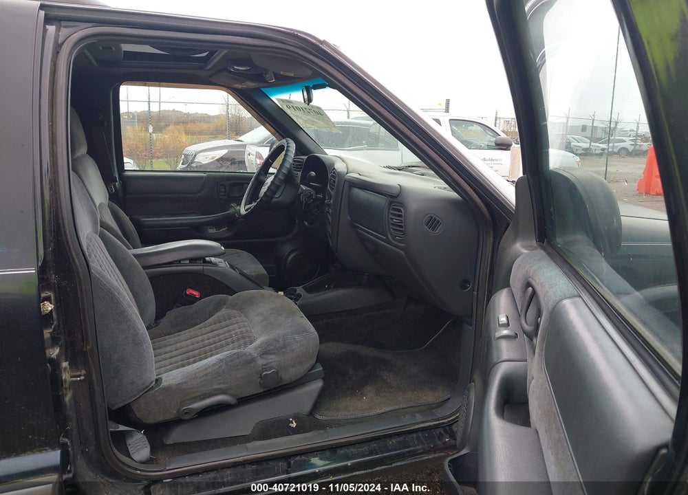 2000 CHEVROLET BLAZER LS VIN: 1GNDT13W8Y2382929