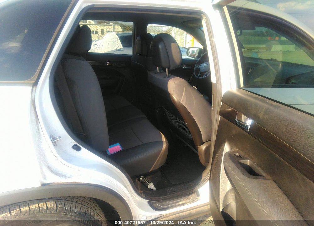 2013 KIA SORENTO LX VIN: 5XYKT3A64DG414337