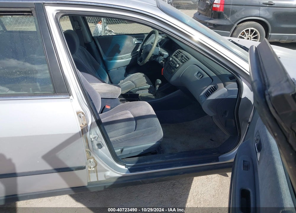 2000 HONDA ACCORD 2.3 LX VIN: 1HGCG5644YA007220