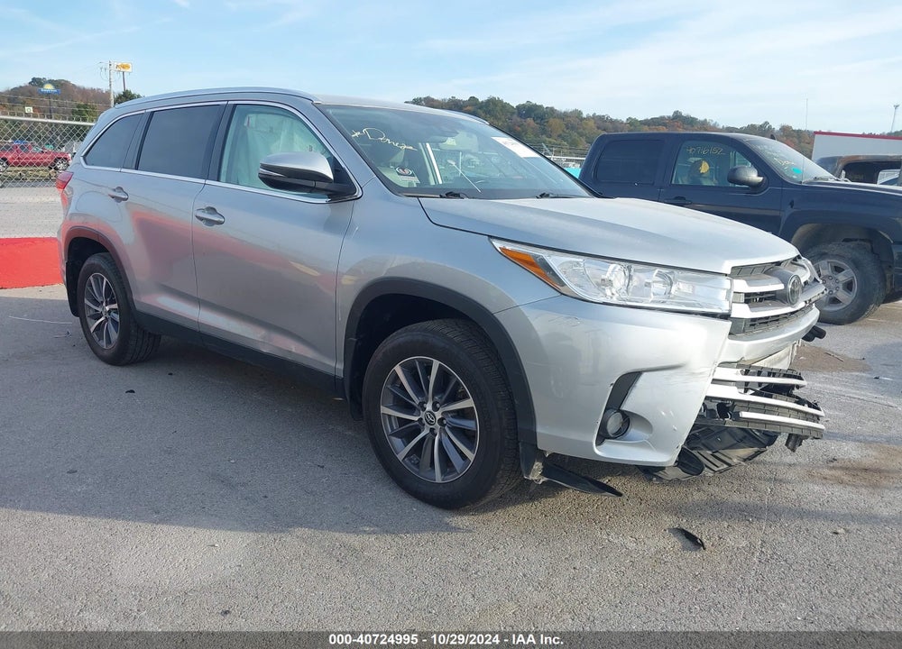 2019 TOYOTA HIGHLANDER XLE VIN: 5TDJZRFH9KS569635