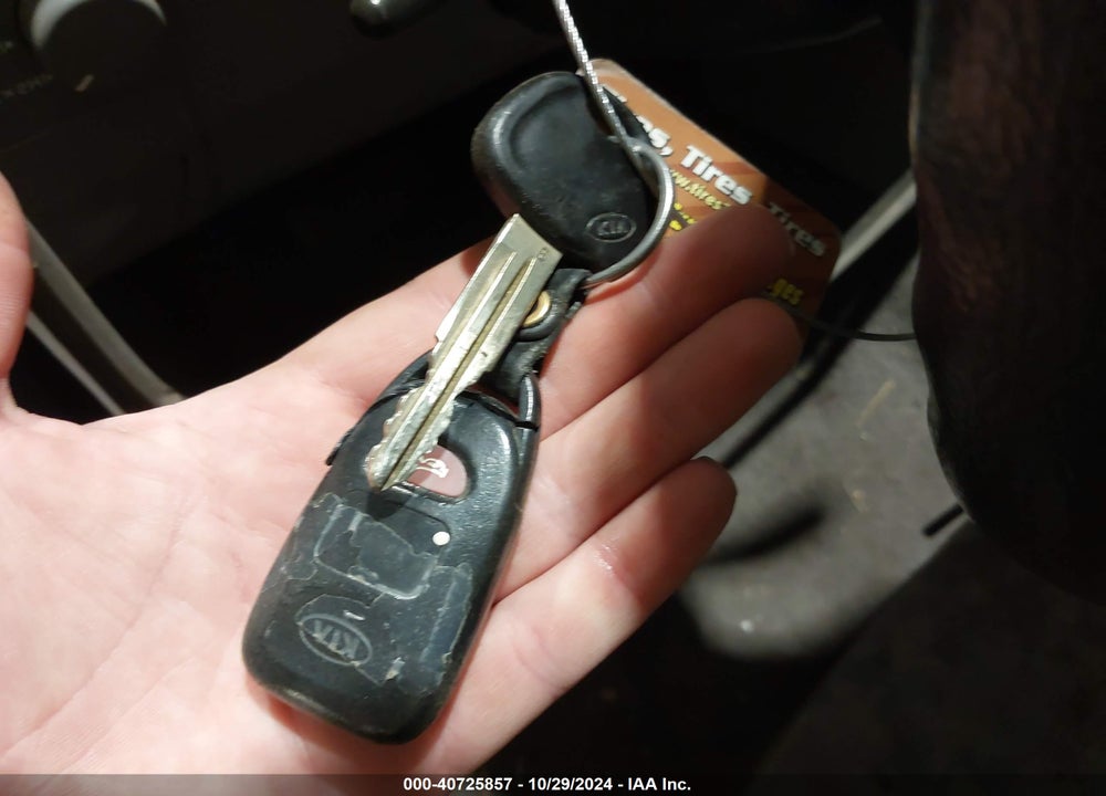 2008 KIA SORENTO LX VIN: KNDJC735585853679