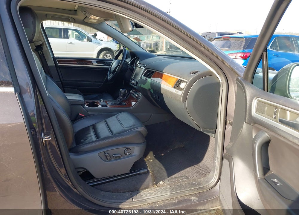 2013 VOLKSWAGEN TOUAREG VR6 LUX VIN: WVGEF9BP4DD005702