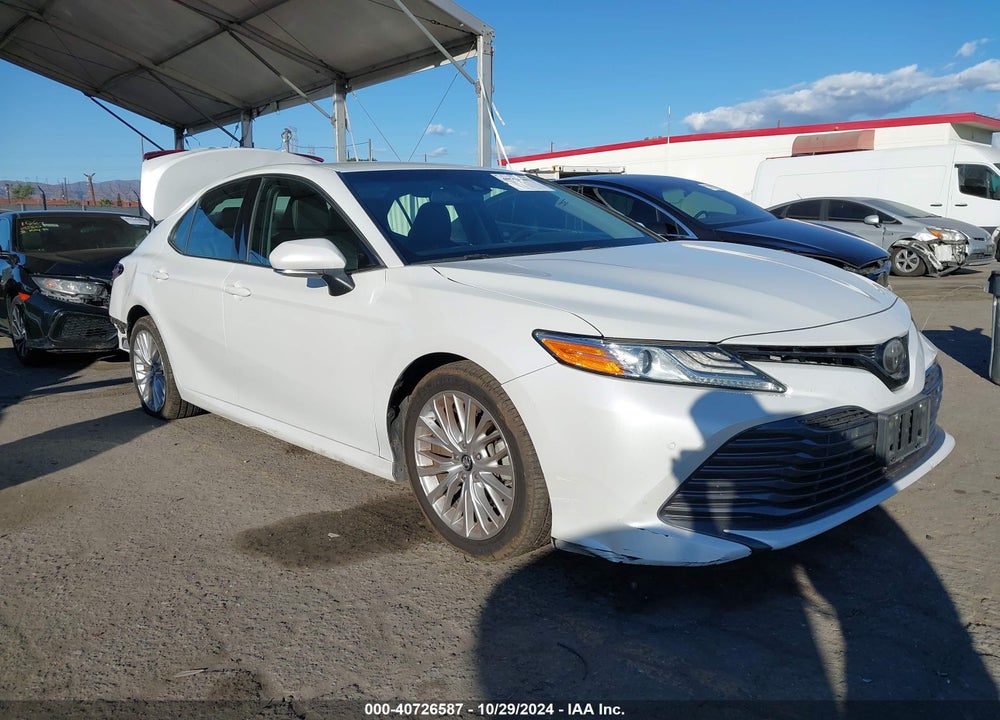 2018 TOYOTA CAMRY XLE VIN: 4T1B11HK3JU011680