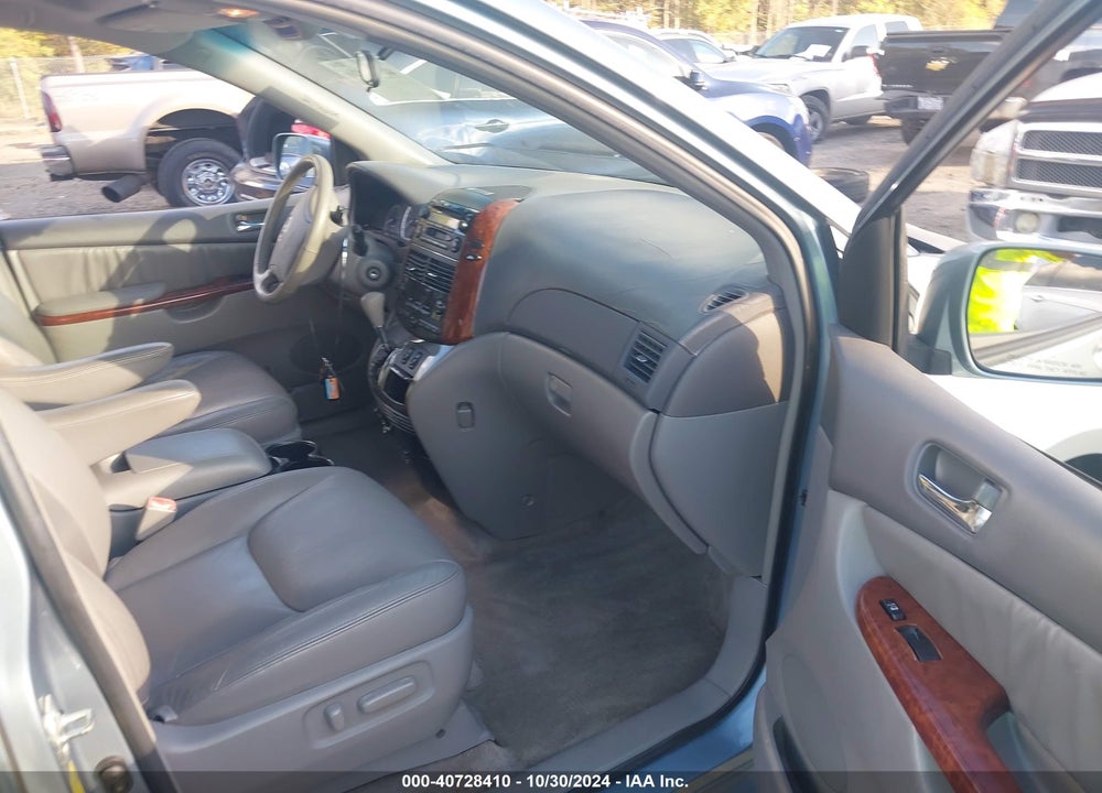2005 TOYOTA SIENNA XLE VIN: 5TDZA22C35S319128