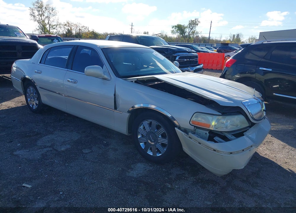 2005 LINCOLN TOWN CAR SIGNATURE VIN: 1LNHM81W05Y658771