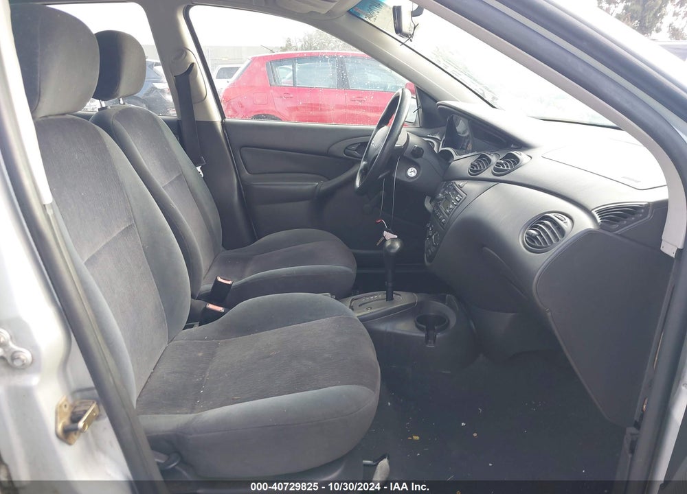 2000 FORD FOCUS LX VIN: 1FAFP33P2YW296539