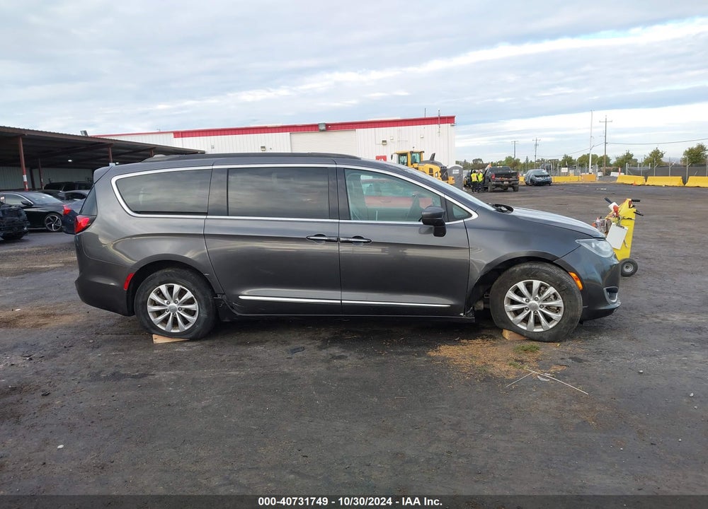 2017 CHRYSLER PACIFICA TOURING L VIN: 2C4RC1BG5HR613571