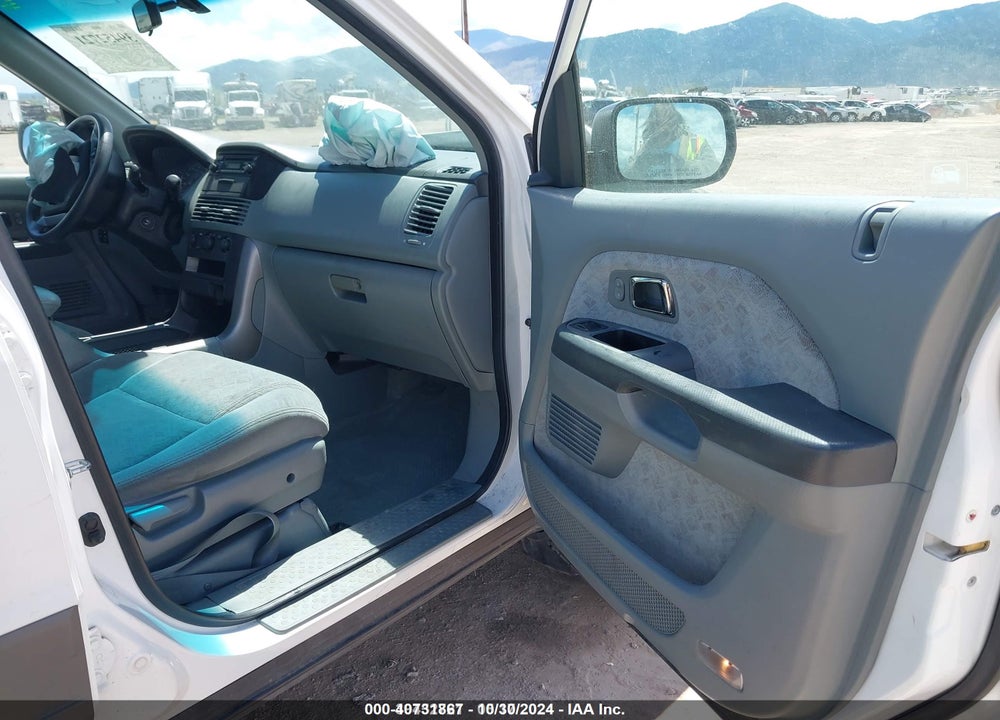 2004 HONDA PILOT LX VIN: 2HKYF18154H598597