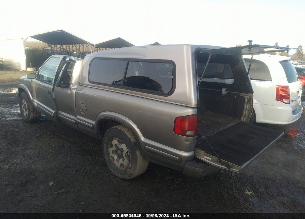 1998 CHEVROLET S-10 LS VIN: 1GCDT19X7W8136389